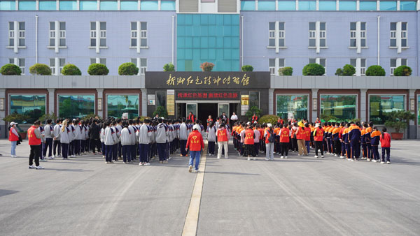 新鄉(xiāng)市第二十六中在紅色精神傳習(xí)館前集合.jpg 新鄉(xiāng)市第二十六中在紅色精神傳習(xí)館前集合.jpg