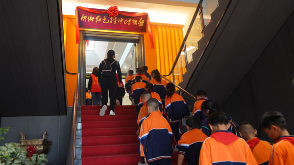 新鄉(xiāng)第二十六中師生陸續(xù)走進(jìn)館內(nèi).jpg 新鄉(xiāng)第二十六中師生陸續(xù)走進(jìn)館內(nèi).jpg