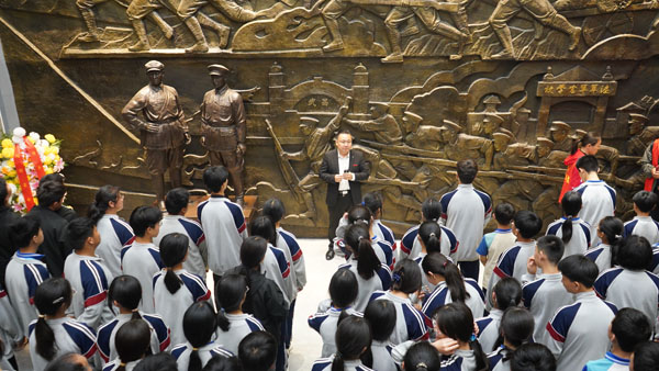 紅色精神傳習(xí)館講解員鄭秉公講述“一門(mén)雙烈”含義.jpg 紅色精神傳習(xí)館講解員鄭秉公講述“一門(mén)雙烈”含義.jpg