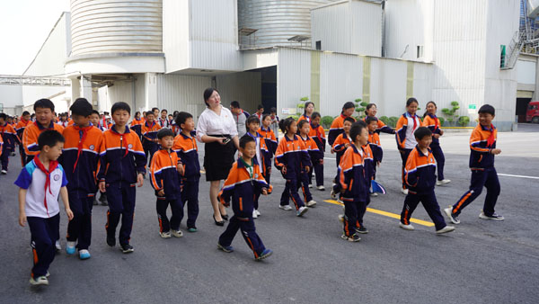 參觀億豐公司廠房現(xiàn)場(chǎng).jpg 參觀億豐公司廠房現(xiàn)場(chǎng).jpg