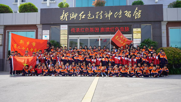 小學(xué)部合影.jpg 小學(xué)部合影.jpg