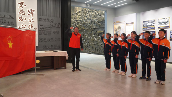 入隊(duì)宣誓.jpg 入隊(duì)宣誓.jpg