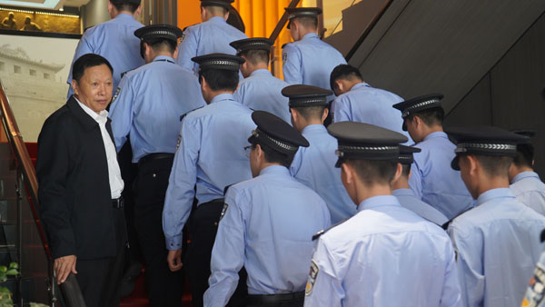 傳習(xí)館館長(zhǎng)蘇東生引領(lǐng)二監(jiān)獄工作人員進(jìn)入館內(nèi).jpg 傳習(xí)館館長(zhǎng)蘇東生引領(lǐng)二監(jiān)獄工作人員進(jìn)入館內(nèi).jpg