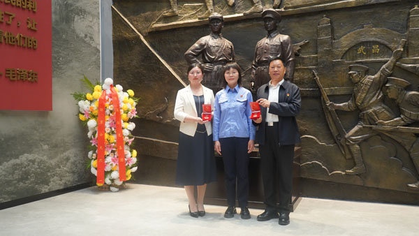 贈送新中國航空工業(yè)創(chuàng)建70周年紀念章.jpg 贈送新中國航空工業(yè)創(chuàng)建70周年紀念章.jpg